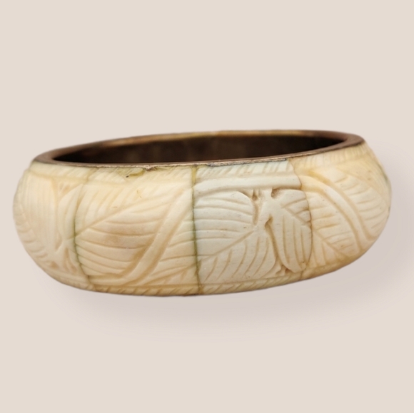 Vintage carved bone bangle - Picture 1 of 6